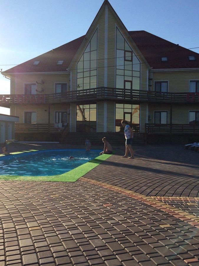 Hotel Oktan Kryve Ozero Exteriör bild