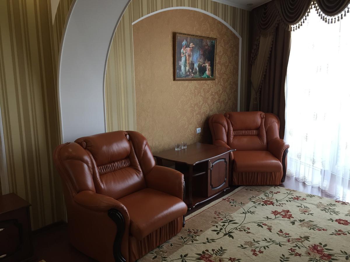 Hotel Oktan Kryve Ozero Exteriör bild
